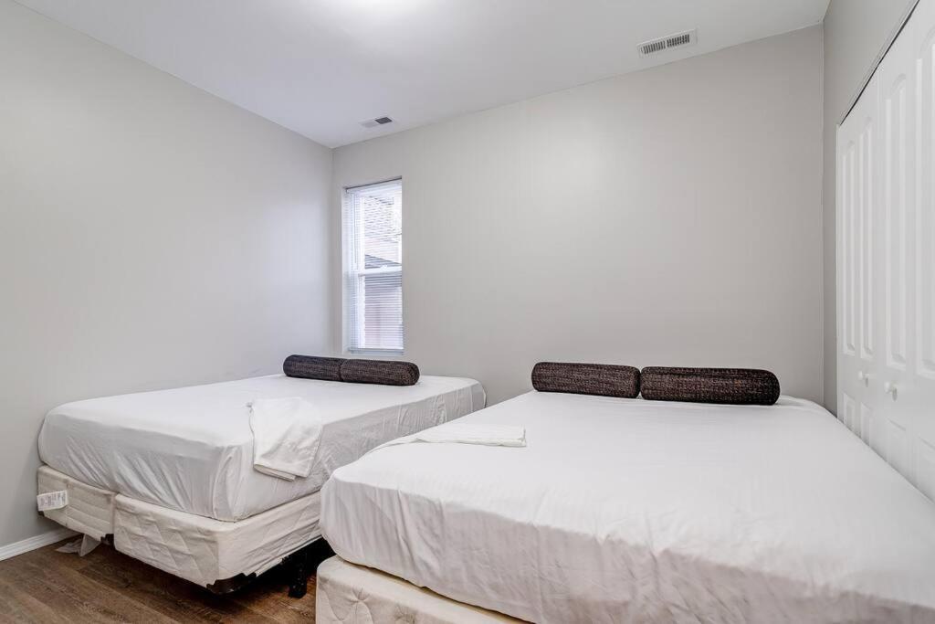 Suite 2 On Southport 4 Queen Beds Chicago Exterior photo